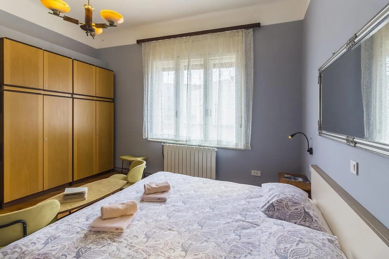 Spacious & Smart Center Apartment Pula 0*,